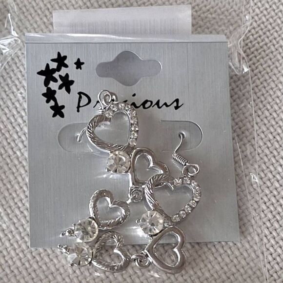 6 pair silvertone heart earrings Nwt - Picture 8 of 8